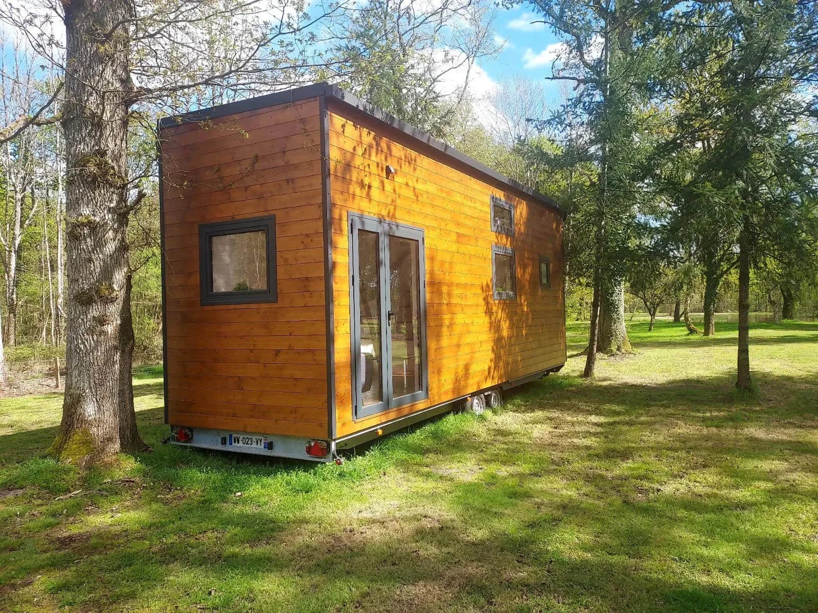 Sharewood, façade en bois et grandes ouvertures, en forêt