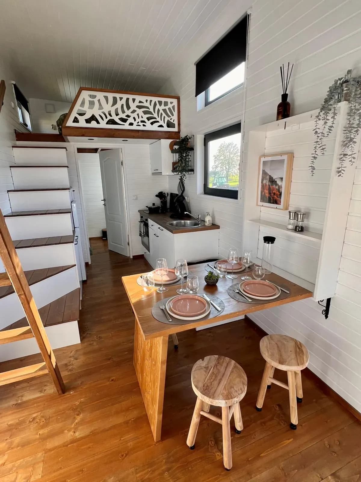 Cuisine et coin repas du Sharewood, avec l’escalier de rangements