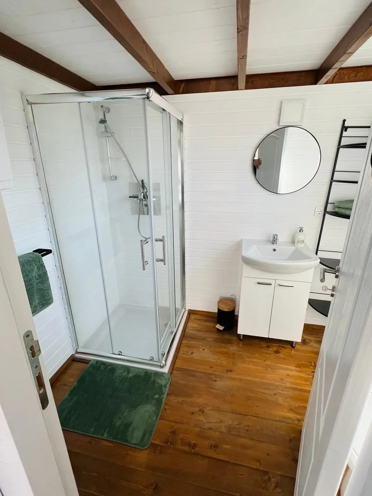 Salle de bain du Sharewood avec douche et meuble vasque