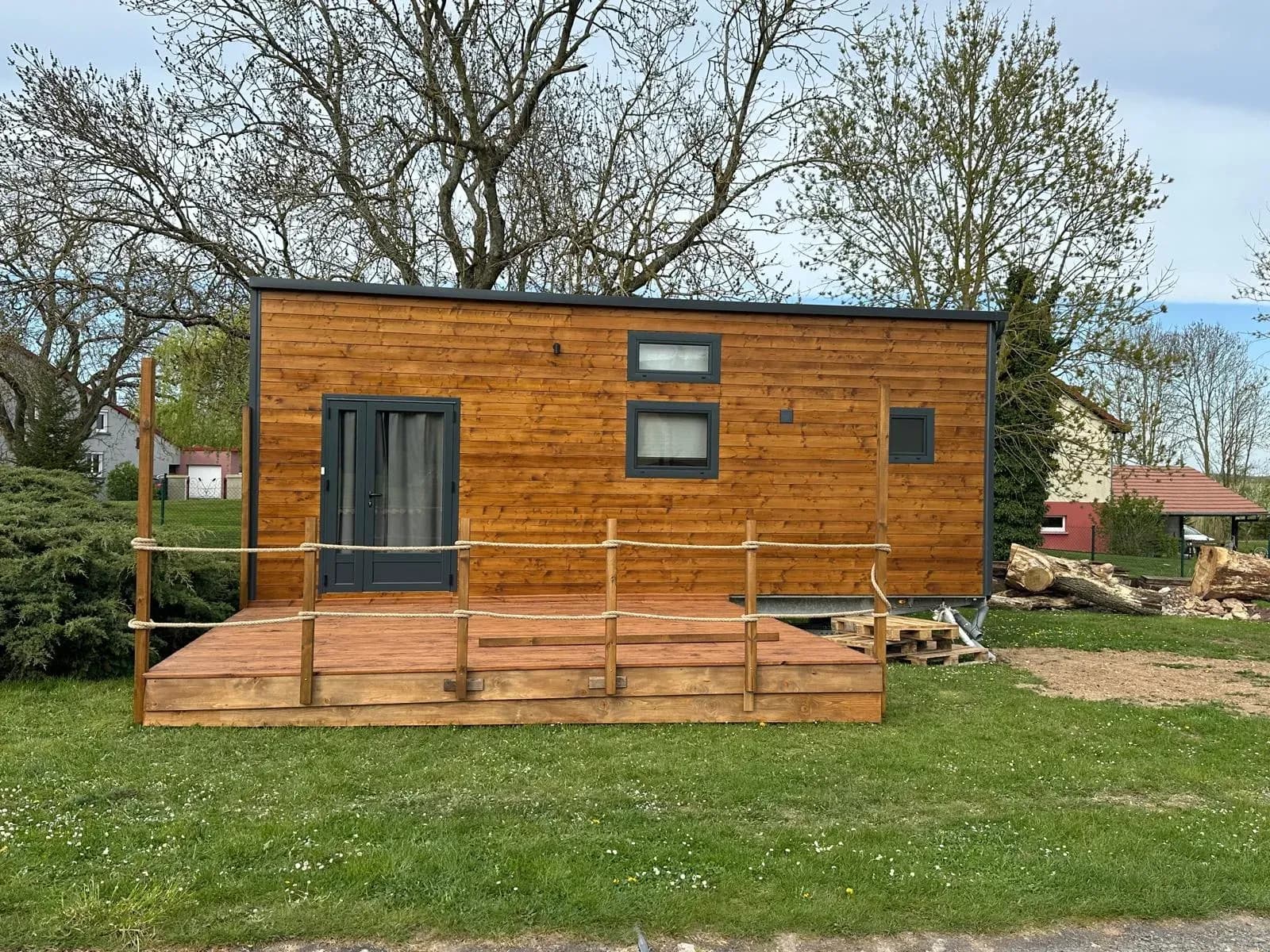 Sharewood installée sur une terrasse en bois, vue de face