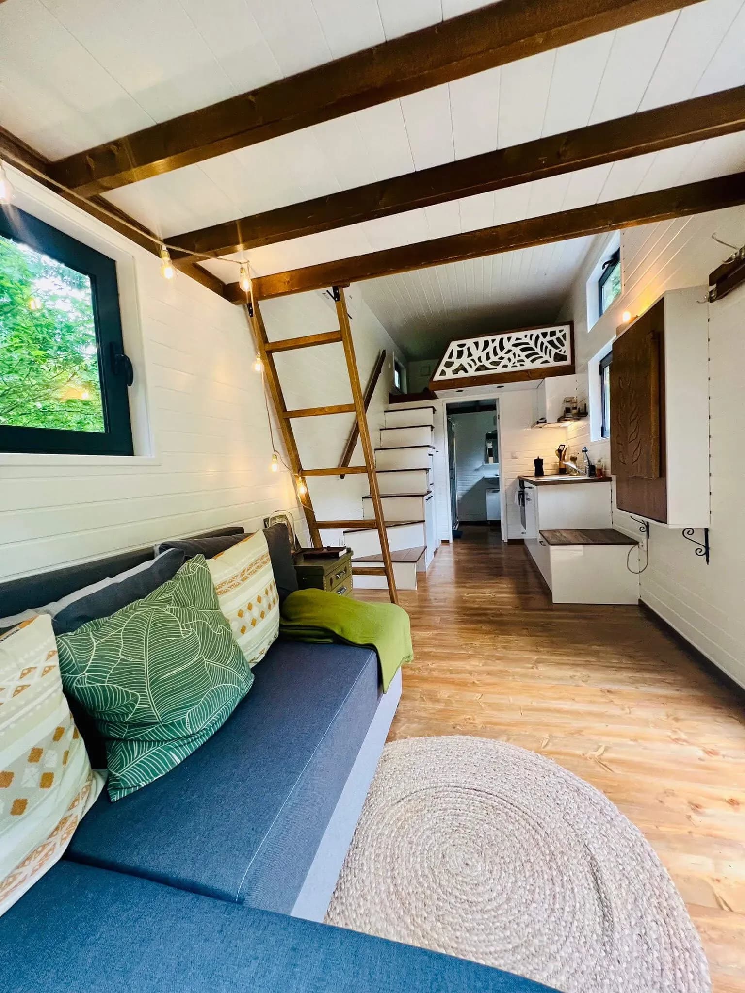 Séjour du Sharewood avec canapé et échelle vers la mezzanine