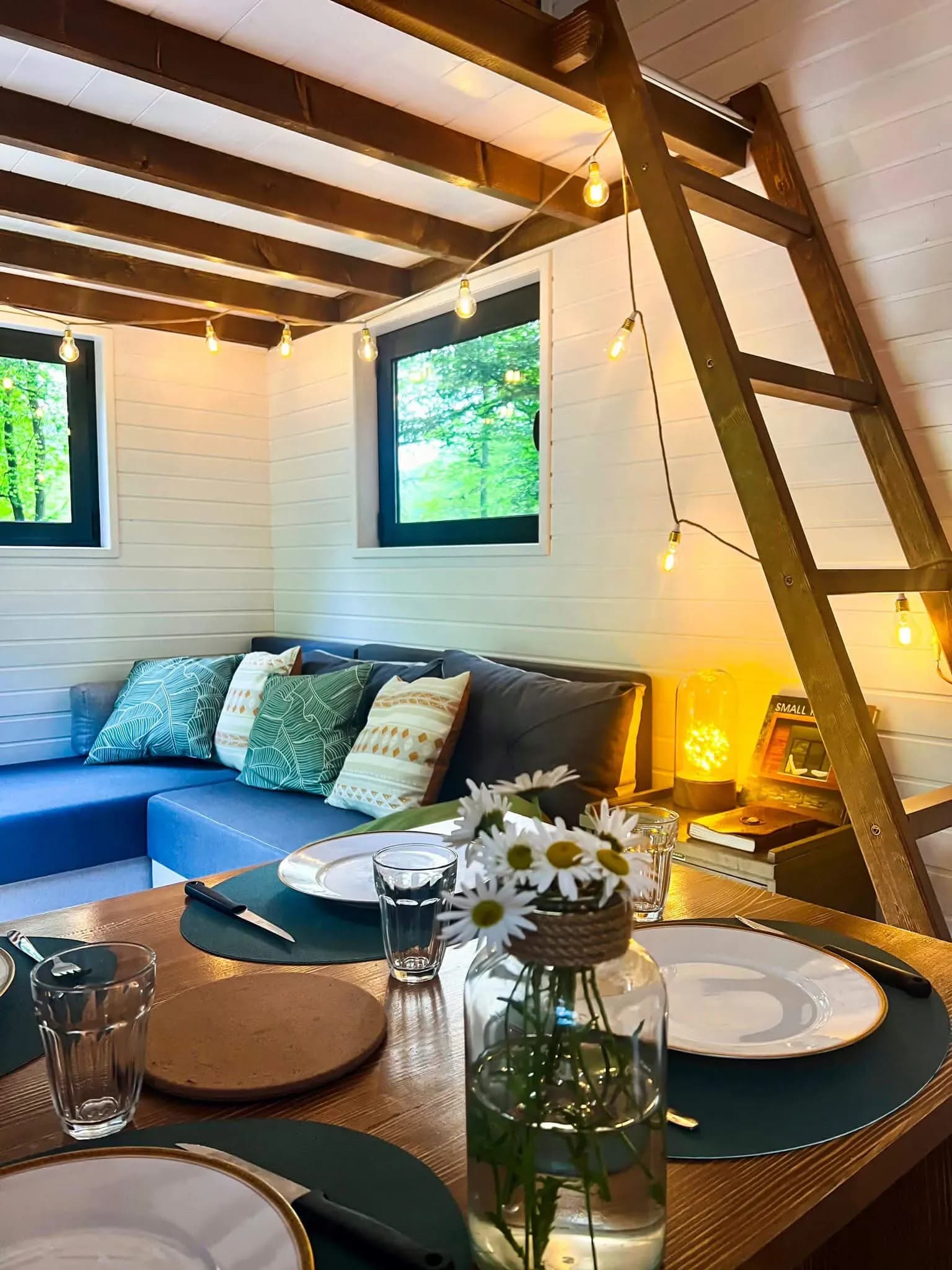 Coin repas et canapé du Sharewood, sous l’échelle de la mezzanine