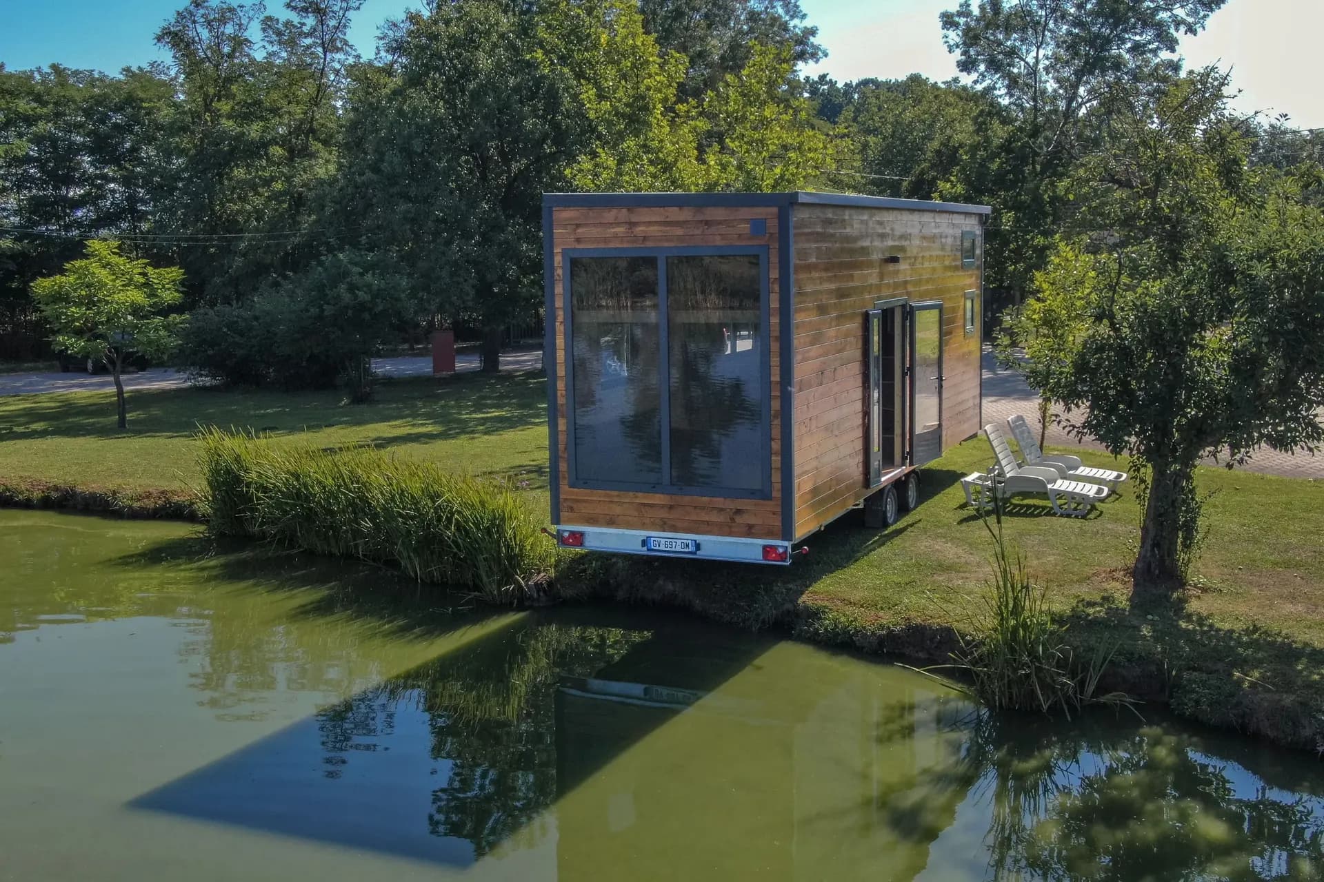 tiny house en bois vue de coté au bord du lac 