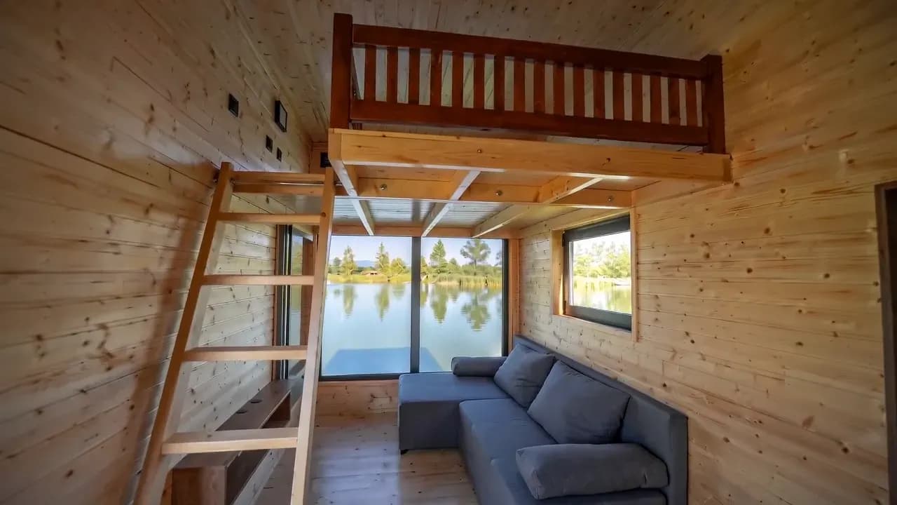 Séjour vu depuis l’entrée, mezzanine au-dessus du canapé