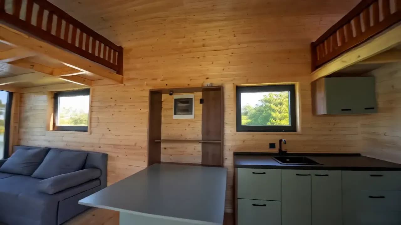 Garde-corps en bois de la mezzanine et rangements