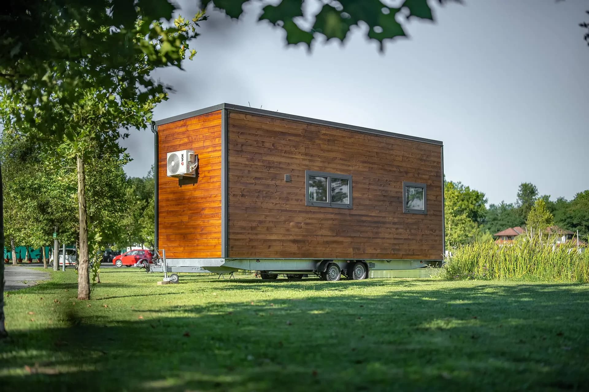 Skywood vu de profil, avec son bardage en mélèze et ses fenêtres anthracite