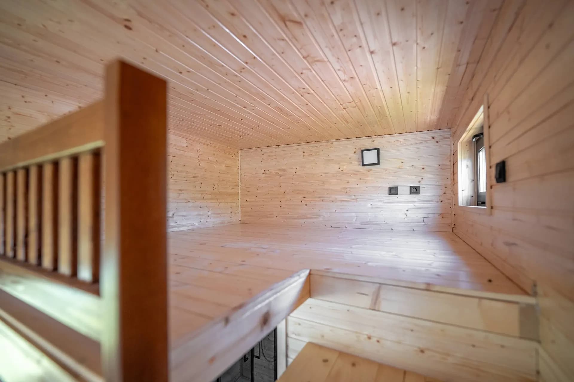 Plafond et lambris en bois clair d’une mezzanine