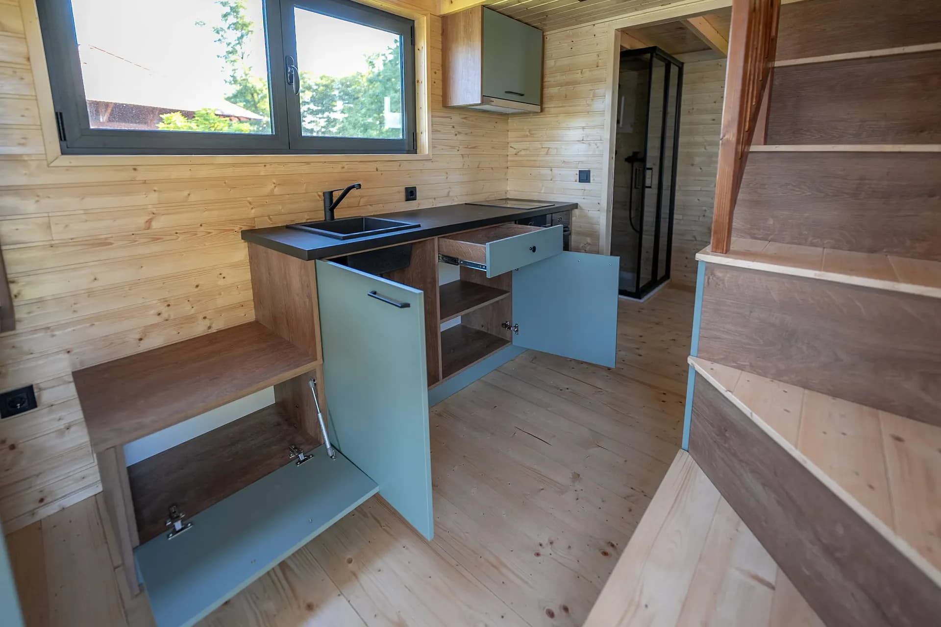 Cuisine en bois avec plan de travail sous la fenêtre