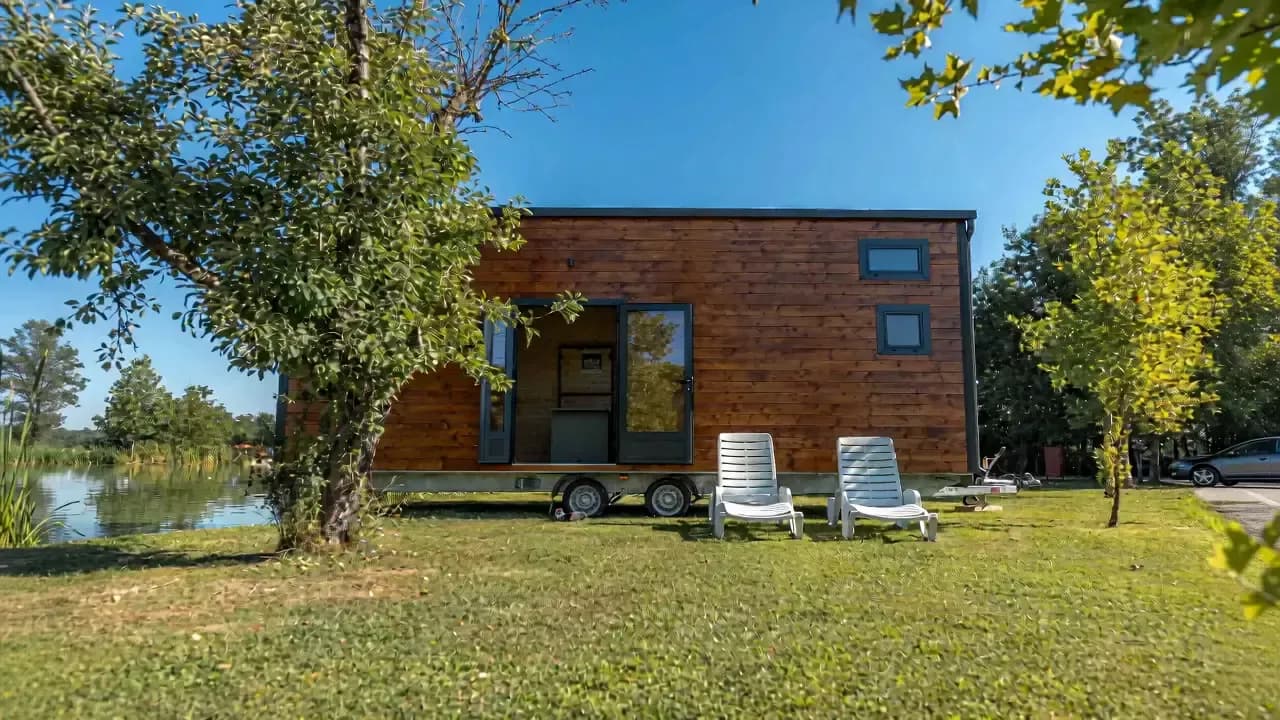 Tiny house Skywood en bois au bord d’un lac