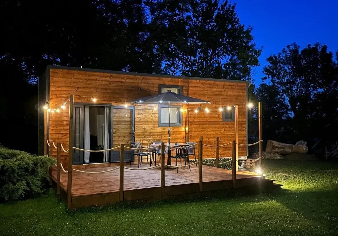 Sharewood à la tombée de la nuit, terrasse éclairée de guirlandes