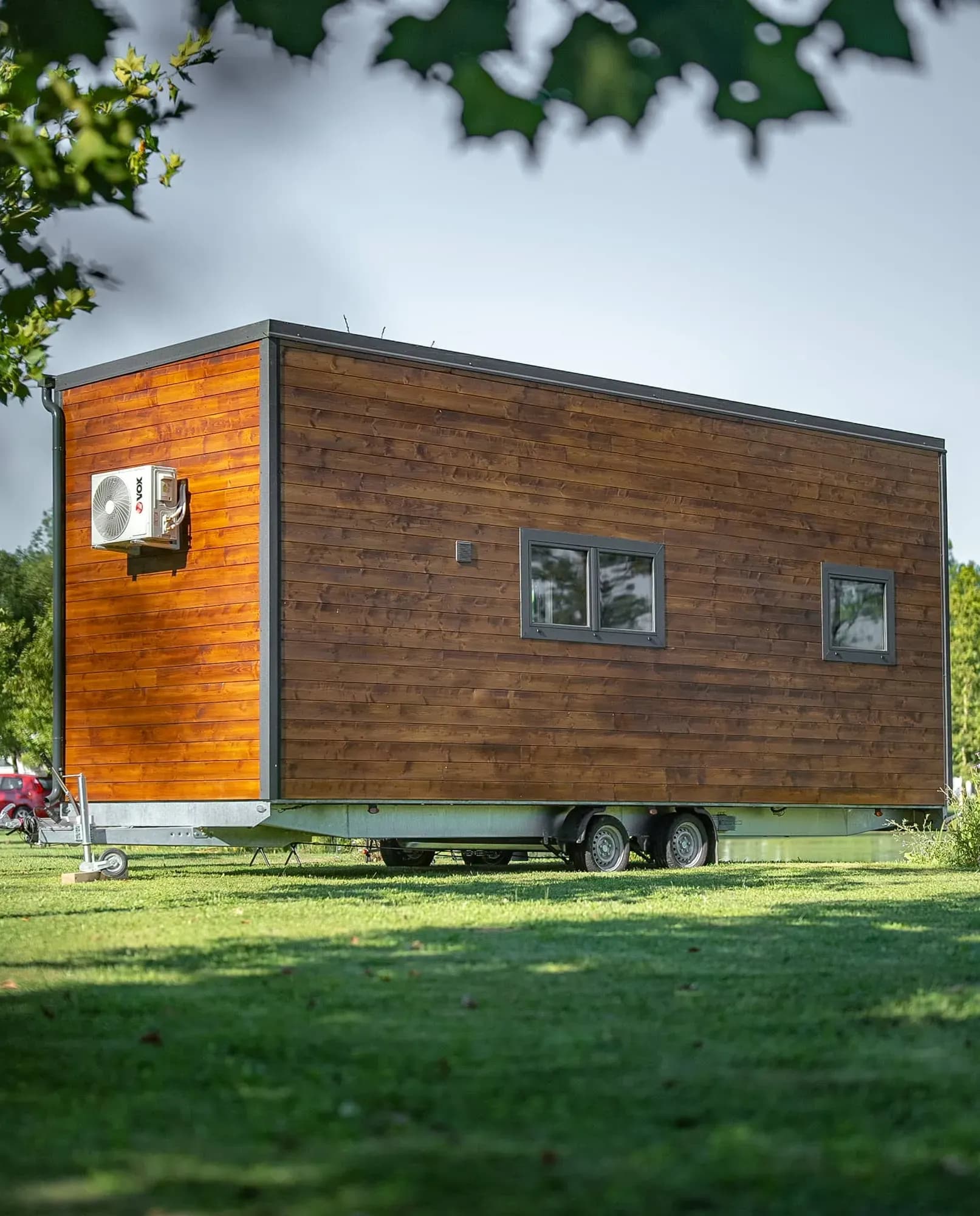 Sharewood installée avec une terrasse en bois et un garde-corps en corde